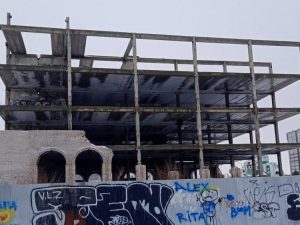 Заброшенное здание на 40 лет Победы в Волжском снова ищет нового владельца