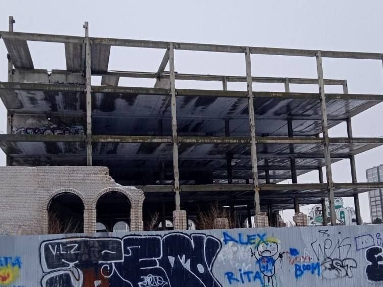 Заброшенное здание на 40 лет Победы в Волжском снова ищет нового владельца