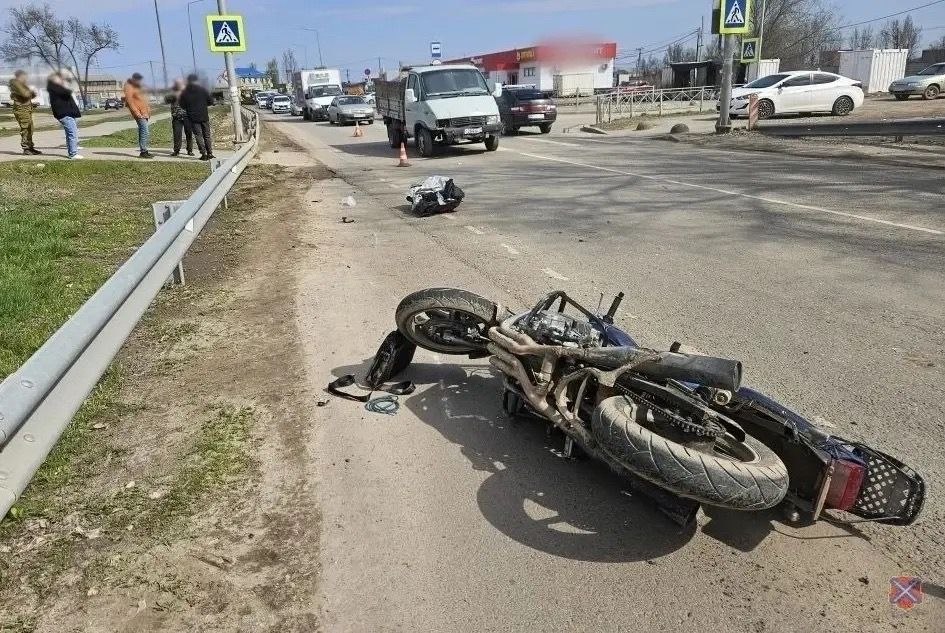 Пожилой водитель ГАЗели нарушил правила и спровоцировал ДТП с мотоциклистом