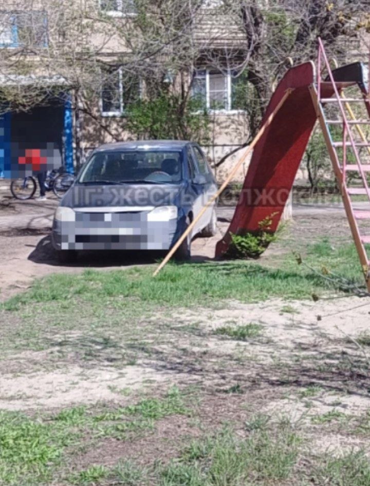 Необычное благоустройство: детская горка и парковка в одном месте