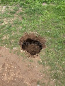 На улице 40 лет Победы образовалась опасная яма