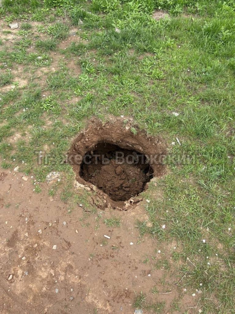 На улице 40 лет Победы образовалась опасная яма