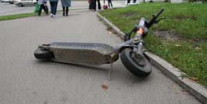 В Волжском вводят крупные штрафы за хаотично брошенные электросамокаты