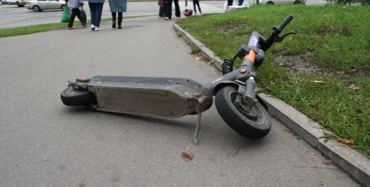 В Волжском вводят крупные штрафы за хаотично брошенные электросамокаты