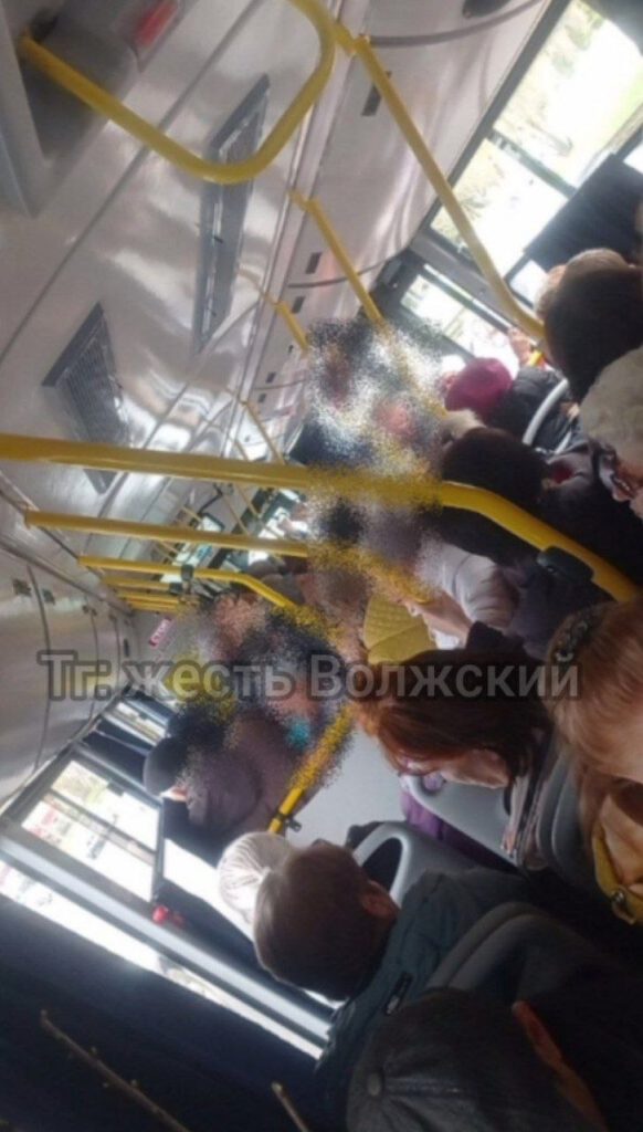 Маршрут №11 в Волжском не справился с пассажиропотоком в памятный день