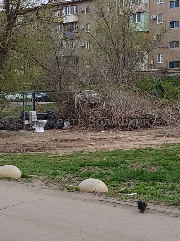 Свалка сухих веток на Пушкина, 92а вызывает опасения у жителей Волжского