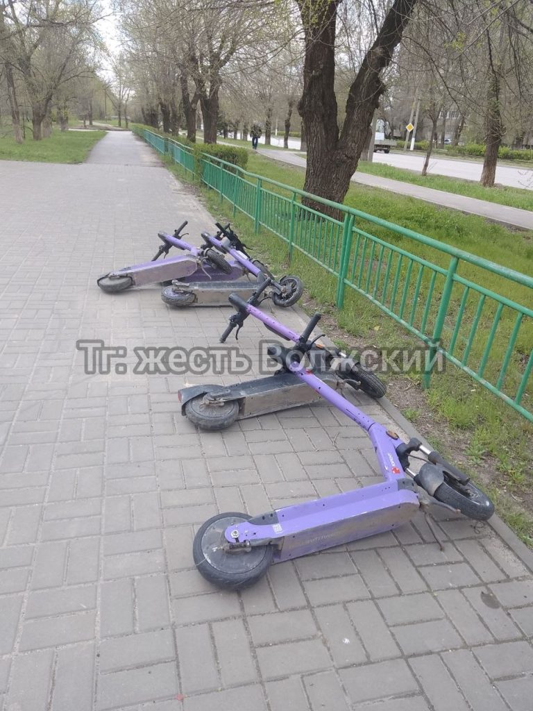 Электросамокаты устроили «тихий час» на тротуаре в Волжском