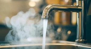 Обещанное возвращение горячей воды в 11-м микрорайоне Волжского: жители ждут