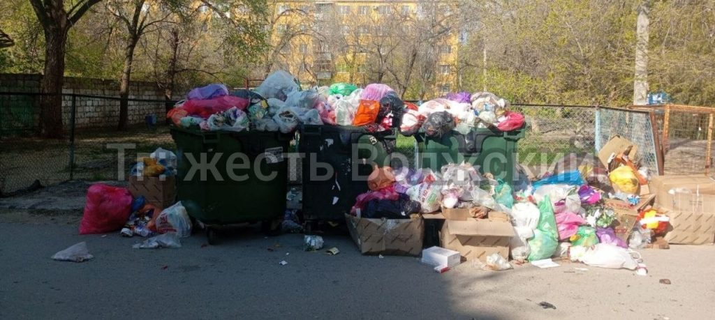 Мусорный коллапс на Энгельса: горы отходов преградили путь к детскому саду