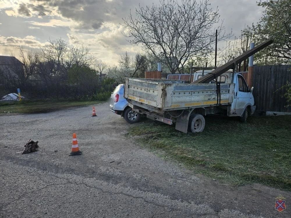 ДТП в СНТ «Волга»: столкнулись грузовик и легковушка, двое пострадавших