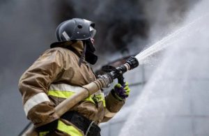 В Волжском за сутки произошло два пожара: горели гараж и частный дом