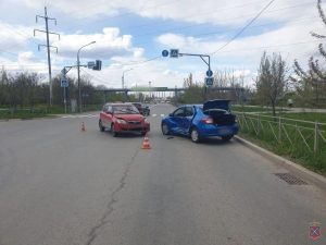 Автомобилистка на «Шкоде» вылетела на встречную полосу в Волжском: двое пострадавших