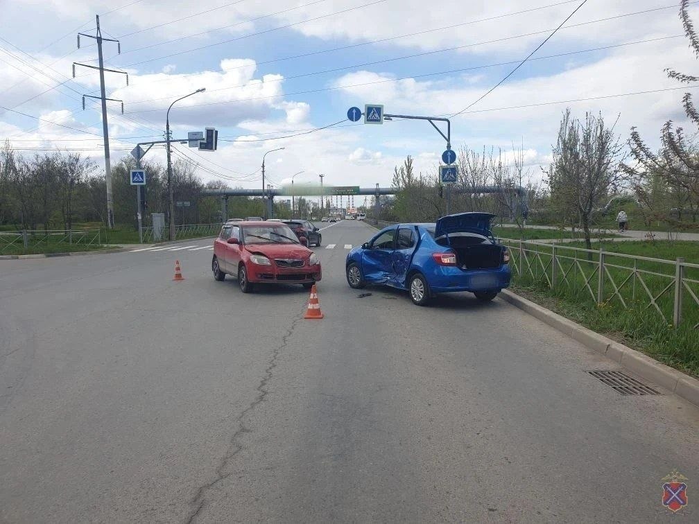 Автомобилистка на «Шкоде» вылетела на встречную полосу в Волжском: двое пострадавших