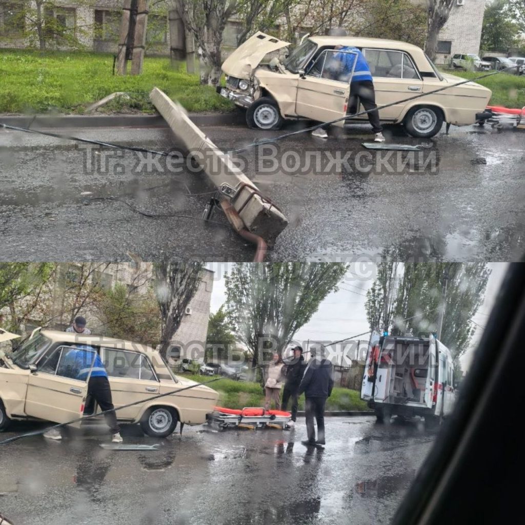 На улице Пушкина автомобиль снёс столб: пострадал водитель