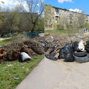 Жители Волжского жалуются на свалку у дома на Советской, 40