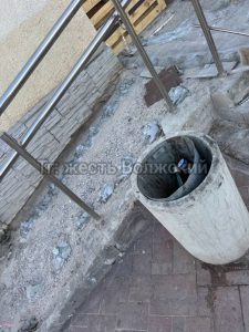 Жители Волжского возмущены бездействием собственника: ремонт подъезда не начался в срок