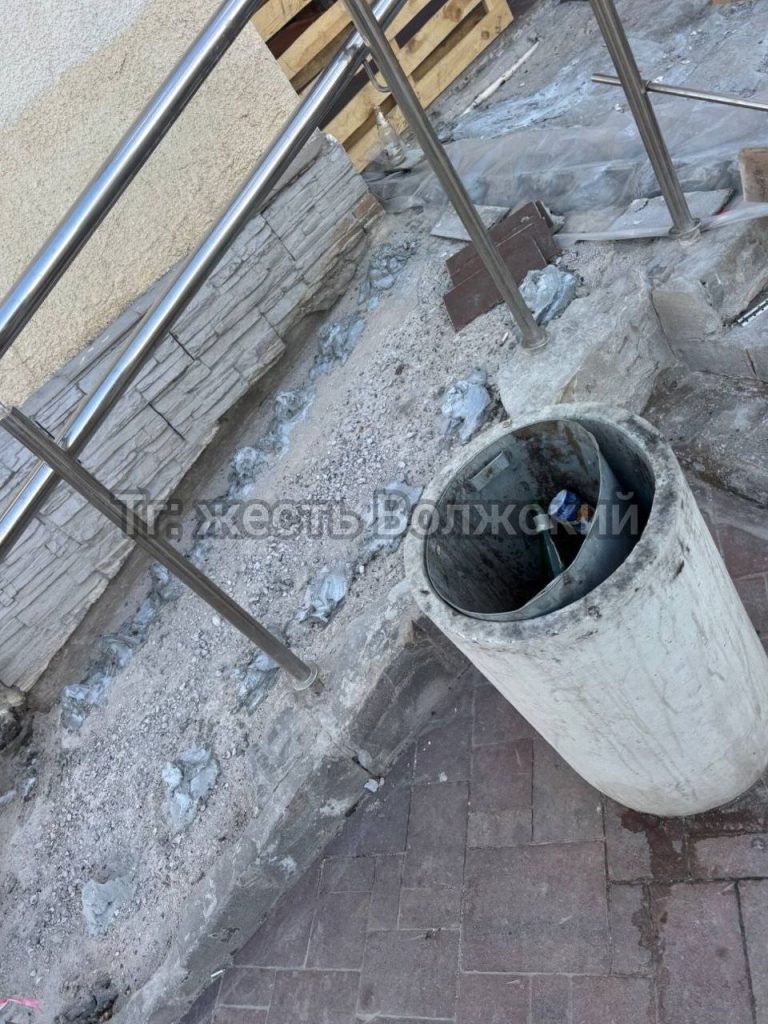 Жители Волжского возмущены бездействием собственника: ремонт подъезда не начался в срок