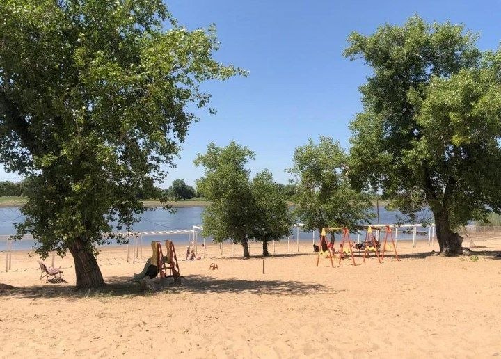Городской пляж Волжского готовится к открытию сезона с усиленными мерами безопасности