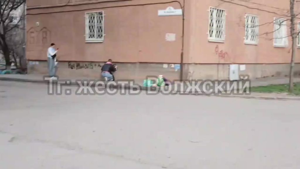 Вандалы устроили художественную студию на фасаде дома на улице Королева