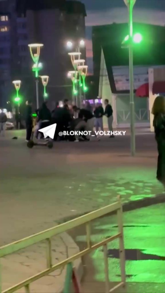 Массовая драка у торгового центра в Волжском: полиция разыскивает участников