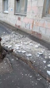 В Волжском обрушилась часть фасада жилого дома на Пушкина