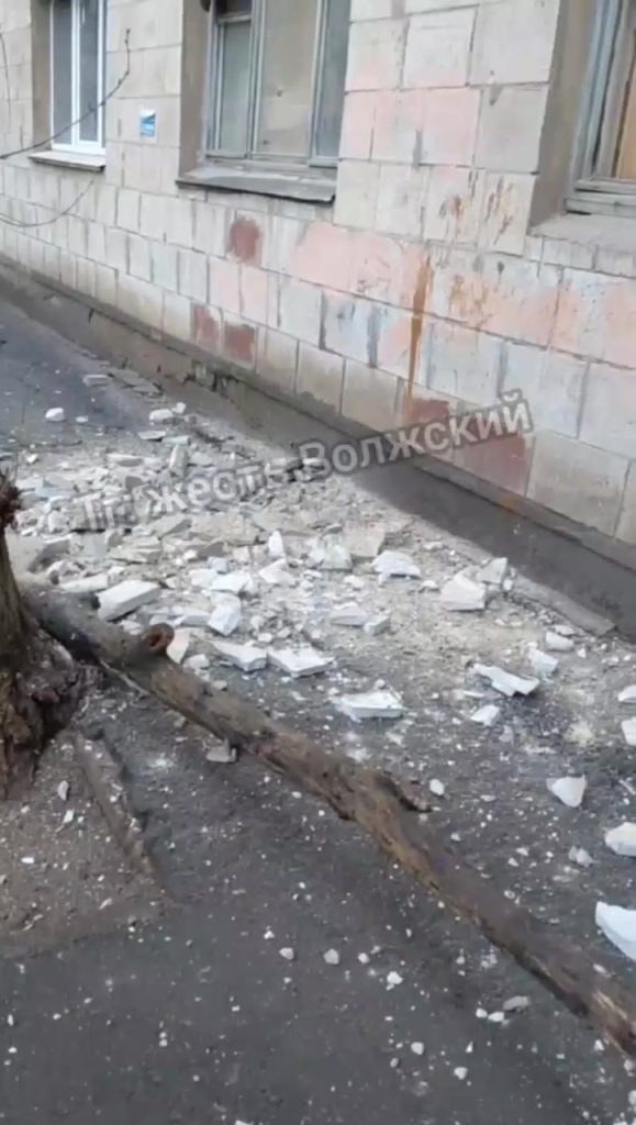 В Волжском обрушилась часть фасада жилого дома на Пушкина