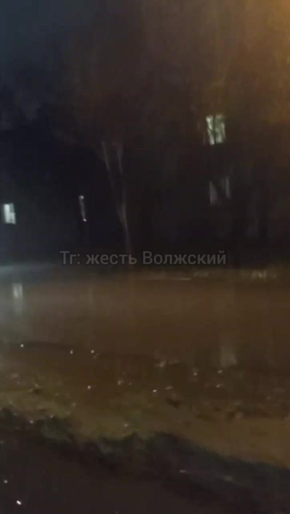 Перекрёсток в Волжском превратился в водоём после ливня
