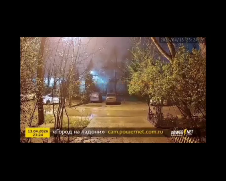 Дерево упало на Кирова, 18: проезд перекрыт, коммунальщики бездействуют