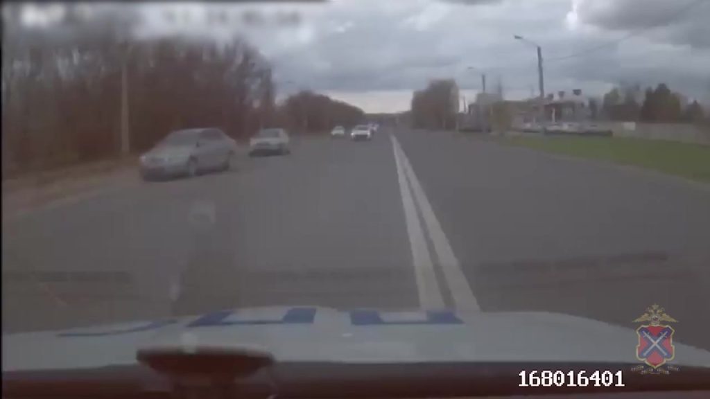 Полиция Волжского задержала водителя, устроившего опасную погоню по городу