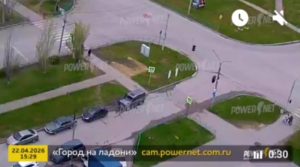 Дорожный знак на перекрестке Дружбы и Оломоуцкой не выдержал столкновения с автомобилем