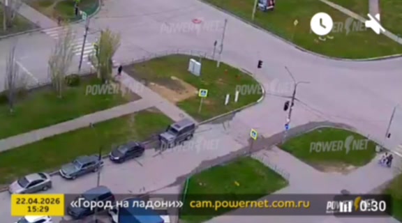 Дорожный знак на перекрестке Дружбы и Оломоуцкой не выдержал столкновения с автомобилем