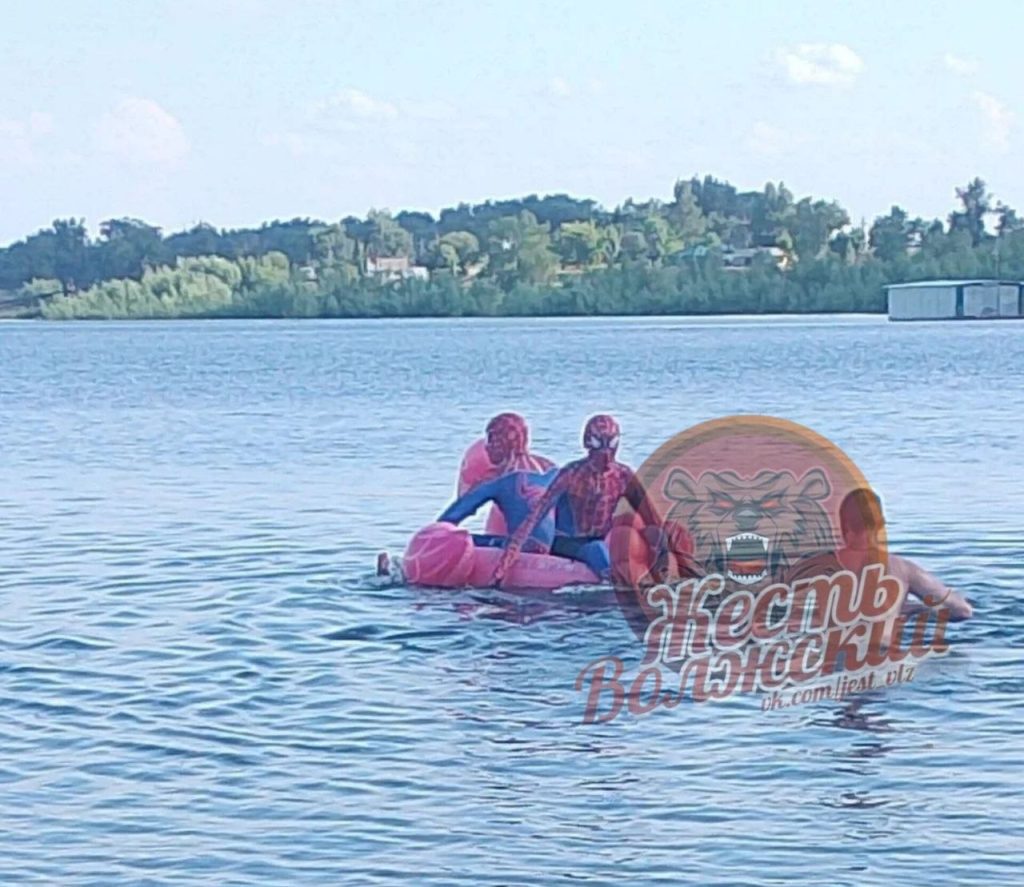 На острове Зелёный за безопасностью на воде следит розовый фламинго