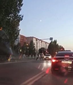 Конфликт на дороге в Волжском: водители выясняли отношения кулаками
