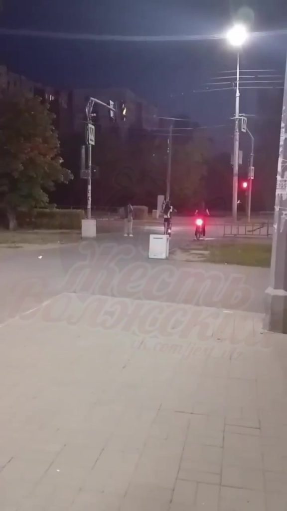 В Волжском двое на одном электросамокате проехали на красный свет
