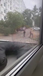 В Волжском утренняя ссора влюбленных вылилась в уличную драку с участием прохожего
