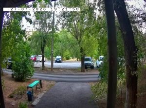 В Сети появилось видео с камер наблюдения в подъезде