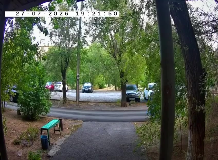 В Сети появилось видео с камер наблюдения в подъезде